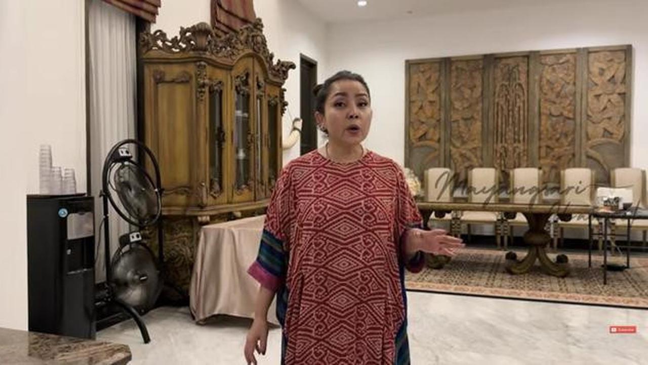 8 Potret Ruang Makan di Rumah Mayangsari dengan Konsep Klasik Modern