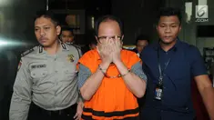 Pihak swasta Joe Fandy Yoesman alias Asiang menutupi wajahnya usai menjalani pemeriksaan di Gedung KPK, Jakarta, Kamis (18/7). Asiang resmi ditahan untuk mempermudah pemeriksaan terkait terkait kasus dugaan suap pengesahan APBD 2017-2018 Provinsi Jambi. (merdeka.com/Dwi Narwoko)