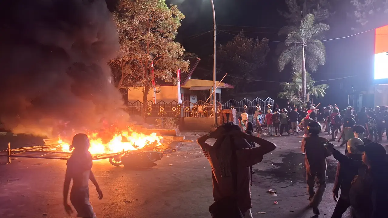 Kantor DPRD Makassar Diserang Massa, 6 Motor Dibakar