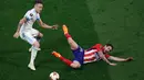 Pemain Atletico Madrid Sime Vrsaljko terjatuh saat berebut bola dengan pemain Marseille Lucas Ocampos saat pertandingan final Liga Europa di Stade de Lyon, Prancis (16/5). Atletico Madrid menang 3-0 atas Marseille.  (AP Photo / Christophe Ena)