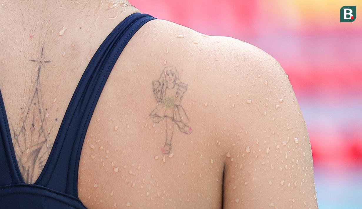 Tato milik selebritas Indonesia, Gisella Anastasia saat mengikuti perlombaan renang Turnamen Olahraga Selebriti Indonesia (TOSI) Season 2 di Hotel Borobudur, Jakarta, Sabtu (27/01/2024). (Bola.com/Bagaskara lazuardi)