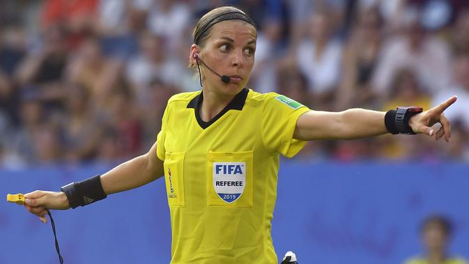 Stephanie Frappart Wasit Wanita Pertama di Liga Champions (AFP)
