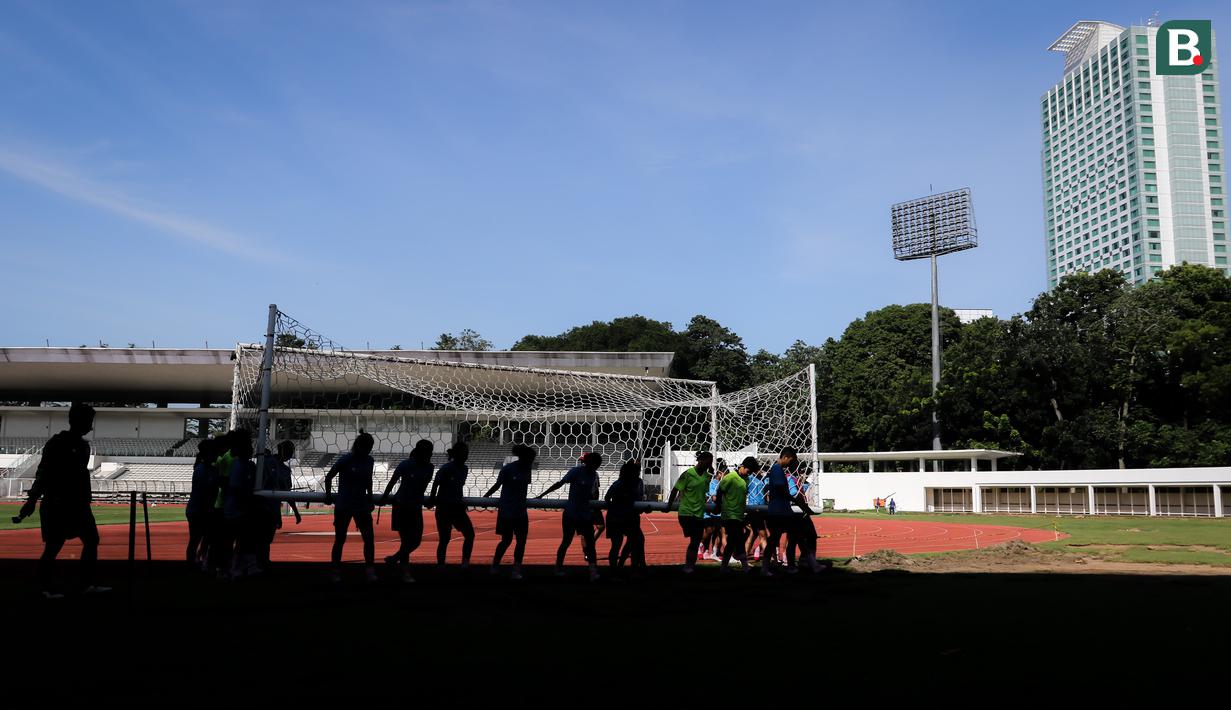 Sejumlah pemain Timnas Wanita Indonesia memindahkan gawang seusai latihan persiapan Piala Asia Wanita 2022 di Stadion Madya, Jakarta, Jumat (07/01/2021). (Bola.com/Bagaskara Lazuardi)