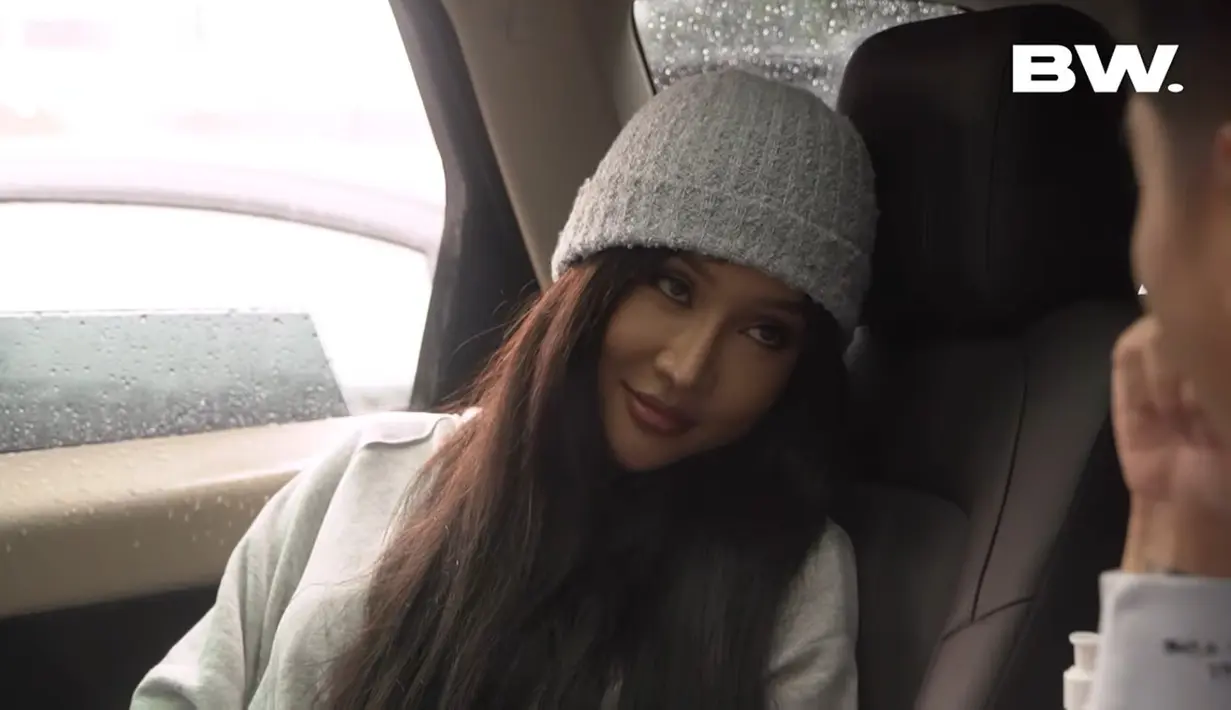 8 Momen Unboxing Wajah Baru Lucinta Luna Pasca Oplas, Hasilnya Bikin Takjub (Sumber; YouTube/BW)