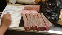 Uang sebanyak Rp150 juta ditemukan di dalam koper jemaah haji embarkasi Surabaya. (Liputan6.com/ ist)