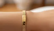 Gelang Emas Anti Ribet untuk Ibu Menyusui. (Foto: Gemini AI)