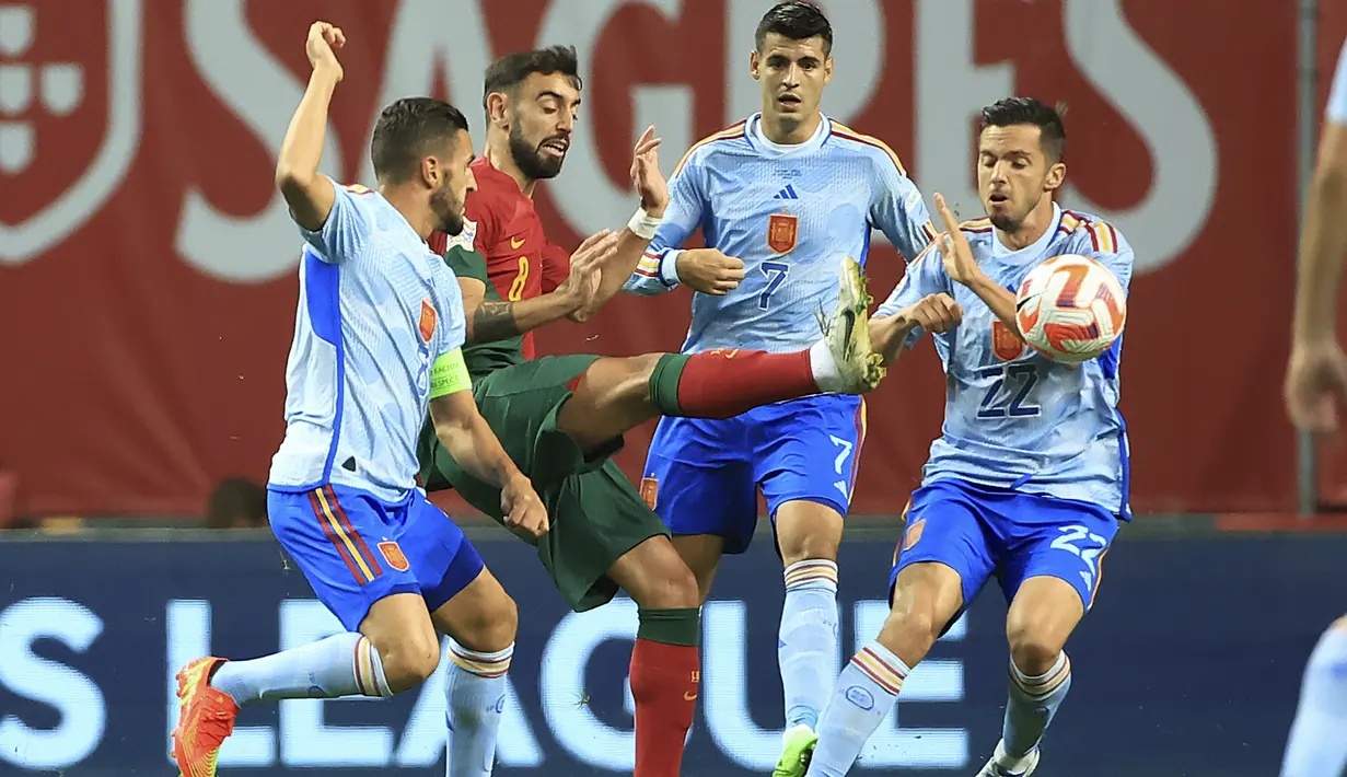 Laga pun berjalan menarik di babak pertama. Spanyol yang sebenarnya lebih mendominasi permainan nyatanya masih gagal menembus pertahanan Portugal. (AP/Rui Vieira)