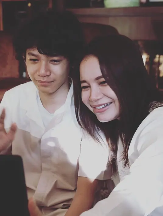 "Nggak pernah menyangka bakalan berlebaran di Jakarta, jauh dari keluarga di Sumedang. Tapi bersyukur dikaruniakan kesehatan dan masih dipertemukan dengan Idul Fitri," tulis Rossa yang dikutip Fimela.com dari akun instagramnya. (Instagram/itsrossa)