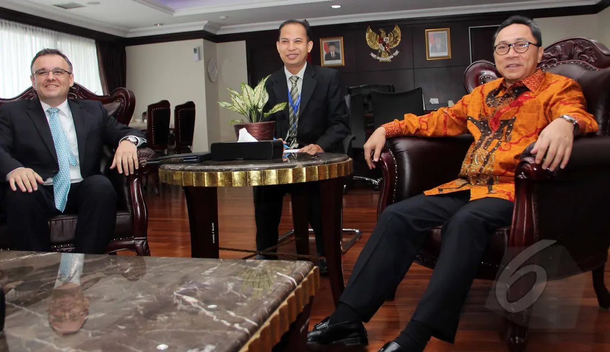 Pertemuan antara Ketua MPR Zulkifli Hasan dengan Dubes Slovakia untuk Indonesia YM Michal Slivovic, Jakarta , Rabu (1/4/2015). Pertemuan tersebut membahas kerja sama bilateral antara Indonesia dan Slovakia. (Liputan6.com/Helmi Afandi)