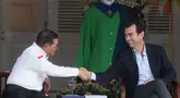 Gubernur DKI Jakarta, Pramono Anung, bersalaman dengan Co-Founder & Chief Championship Officer Formula E, Alberto Longo, saat konferensi pers Launching Ceremony Jakarta E-Prix 2025 di Pendopo Balai Kota Jakarta, pada Kamis (24/4/2025). (Bola.com/M Iqbal Ichsan)