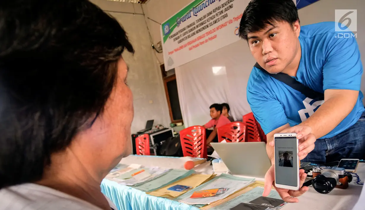 Petugas DanaRupiah, platform Fintech Peer to Peer (P2P) Lending memotret untuk menyalurkan kredit produktif kepada petani jagung di Kotamobagu, Bolaang Mongondow, Sulawesi Utara, Kamis (4/7/2019). Sebagai tahap awal, DanaRupiah menyalurkan kredit kepada 200 petani. (Liputan6.com/HO/Ading)