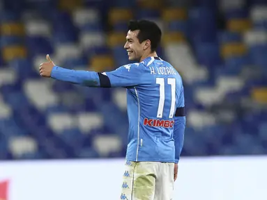 Penyerang Napoli, Hirving Lozano berselebrasi usai mencetak gol ke gawang Spezia pada pertandingan perempat final Coppa Italia di stadion Maradona di Naples, Italia, Jumat (29/1/2021). Lozano mencetak dua gol dan mengantar Napoli menang telak atas Spezia 4-2. (Alessandro Garofalo/LaPresse via AP)
