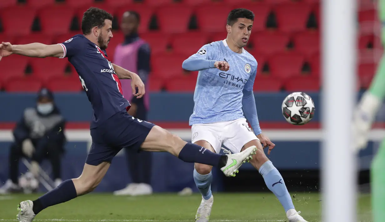 Bek Paris Saint-Germain, Alessandro Florenzi (kiri) berebut bola dengan bek Manchester City, Joao Cancelo dalam laga leg pertama semifinal Liga Champions 2020/2021 di Parc des Princes Stadium, Paris, Rabu (28/4/2021). PSG kalah 1-2 dari Manchester City. (AP/Thibault Camus)