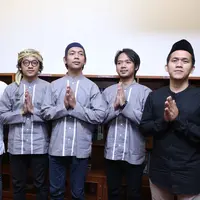 Selain lebih dekat antara penggemar dan para personelnya, acara ngaji atau mengkaji ilmu-ilmu agama Islam itu bisa lebih dekat dengan idola sejatinya, yaitu Allah SWT. (Nurwahyunan/Bintang.com)