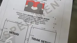 Contoh surat suara untuk Pilkada Serentak di Gedung KPU, Jakarta, Rabu (11/11). KPU akan mencetak surat suara dari jumlah DPT sebanyak 295 Kabupaten/Kota sejumlah 96.165.966 pemilih ditambah dua persen surat suara cadangan. (Liputan6.com/Faizal Fanani)
