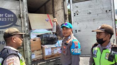 Polisi tunjukan barang bukti arak yang berhasil disita di Pelabuhan Ketapang Banyuwangi (Istimewa)