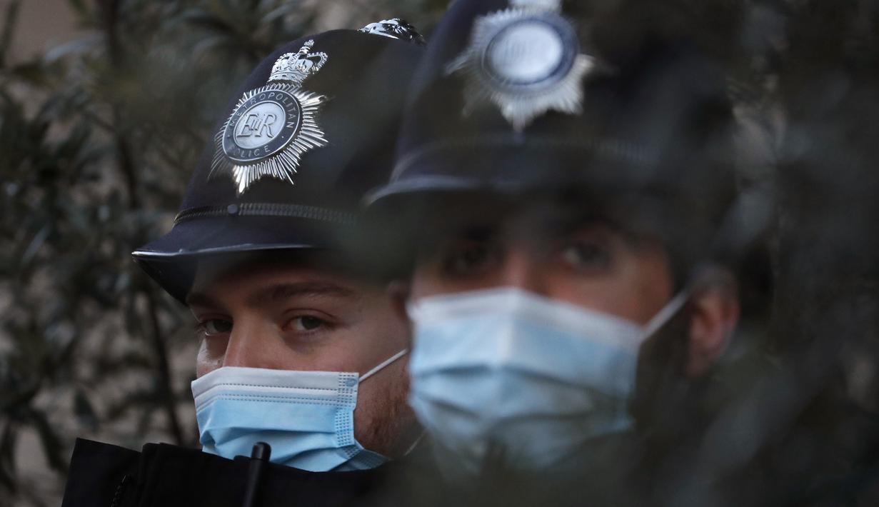 Polisi berdiri di luar rumah sakit King Edward VII di London, Kamis (18/2/2021). Pihak keluarga kerajaan Inggris mengatakan suami Ratu Elizabeth II, Duke of Edinburgh Pangeran Philip (99), dirawat di rumah sakit setelah merasa tidak enak badan pada Selasa (16/2) malam. (AP Photo/Frank Augstein)