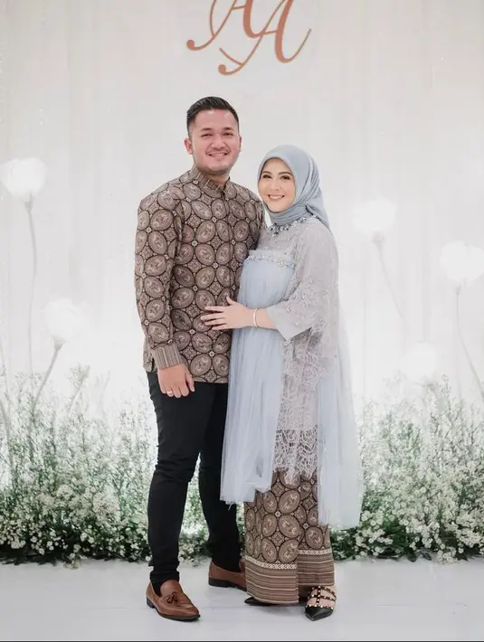 Untuk kamu yang berhijab, outfit Kesha Ratuliu satu ini bisa dijadikan inspirasi kondangan. Kesha memilih tunik dengan detail tulle dan brokat warna abu-abu. (Instagram/kesharatuliu05).