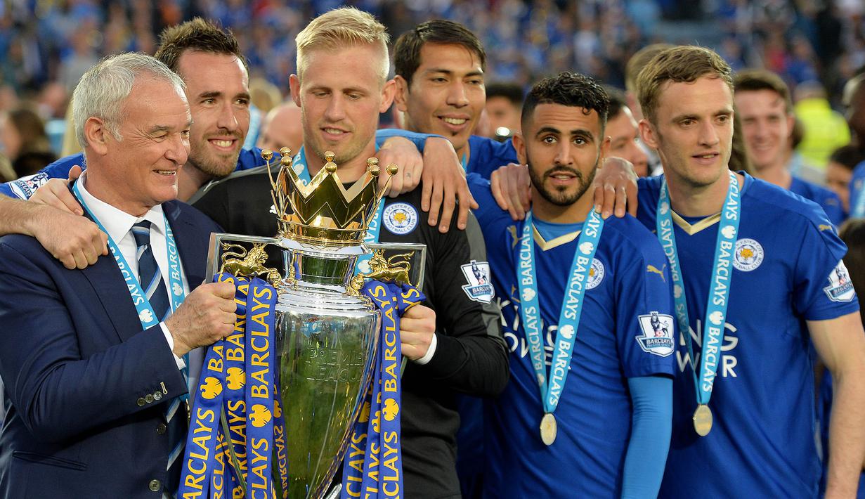 Manajer Leicester, Claudio Ranieri, merayakan keberhasilan meraih gelar Liga Inggris musim 2015/2016. Ranieri merupakan sosok penting di balik keberhasilan Leicester menjadi juara Premier League untuk pertama kalinya. (EPA/Peter Powell)