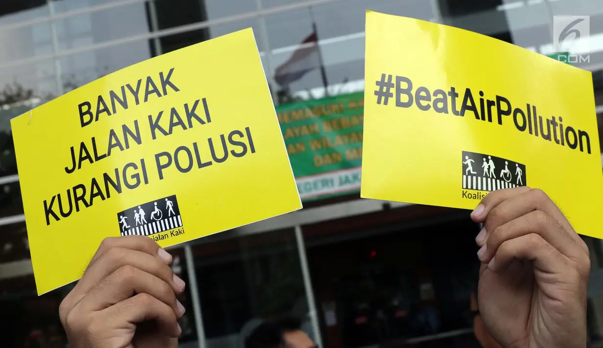 Aktivis membentangkan tulisan saat menunggu proses pengajuan gugatan warga untuk menuntut hak mendapatkan udara bersih di Pengadilan Negeri Jakarta Pusat, Kamis (4/7/2019). Mereka mengajukan gugatan warga negara kepada tujuh pihak tergugat. (Liputan6.com/Helmi Fithriansyah)