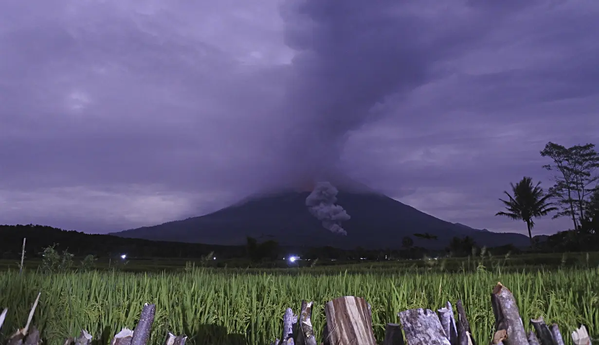 Material vulkanik dimuntahkan dari kawah Gunung Semeru di Lumajang, Jawa Timur, Indonesia, Selasa (1/12/2020). Gunung Semeru, di Kabupaten Lumajang, Jawa Timur meletus pada Selasa dini hari, 1 Desember 2020. (AP Photo)