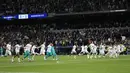 <p>Para pemain Real Madrid melakukan selebrasi usai pertandingan leg kedua semifinal Liga Champions melawan Manchester City di stadion Santiago Bernabeu di Madrid, Spanyol, Kamis (5/5/2022). Madrid menang atas City 3-1 dan lolos ke babak final dengan agregat, 6-5, atas The Citizens. (AP Photo/Bernat Armangue)</p>