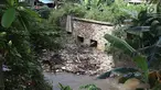 Sampah menumpuk dan menutupi sebagian aliran Kali Baru di kawasan Cibinong, Bogor, Jawa Barat, Senin (11/3). Perilaku buruk warga yang membuang sampah sembarangan menyebabkan kondisi kali dipenuhi sampah rumah tangga. (Liputan6.com/Immanuel Antonius)