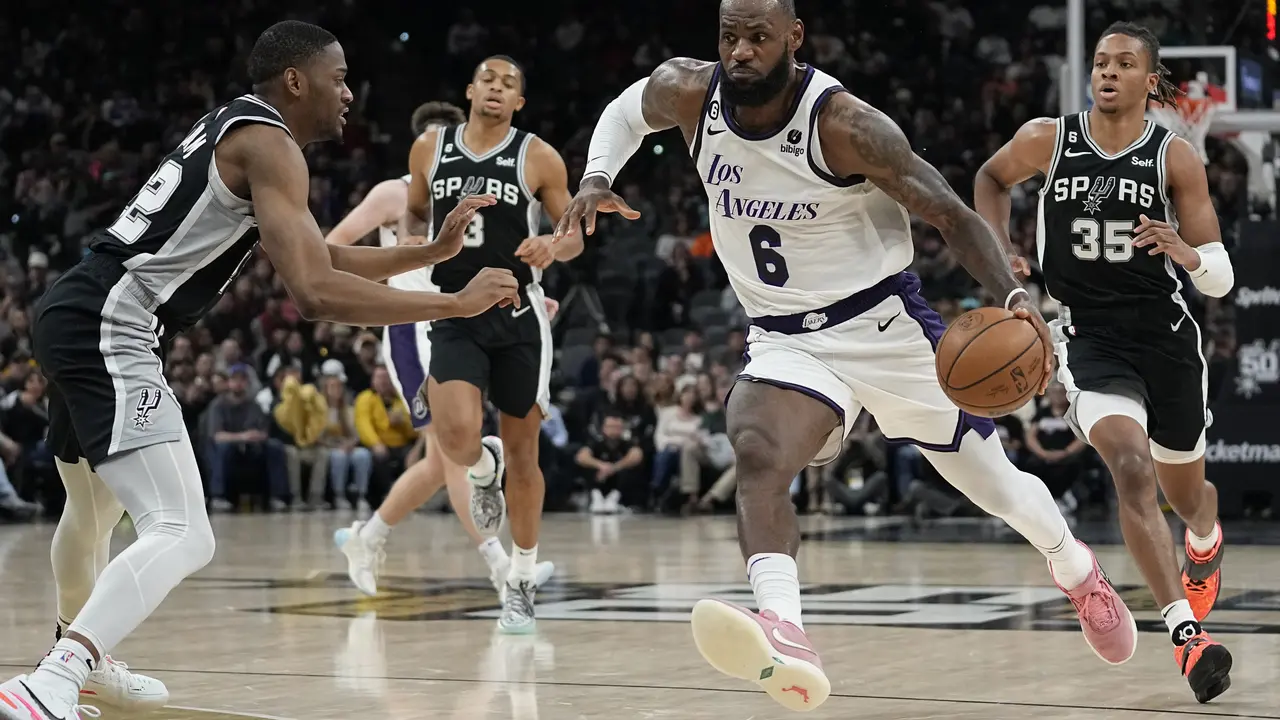 LeBron James beraksi membantu Lakers menghajar Spurs lagi di lanjutan NBA 2022/2023åç