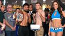 Petinju Manny Pacquiao dan penantangnya, Jeff Horn, berpose usai melakukan penimbangan berat badan di Brisbane, Australia, (1/7/ 2017). Keduanya akan bertarung memperebutkan sabuk juara kelas welter versi WBO. (EPA/Dave Hunt)