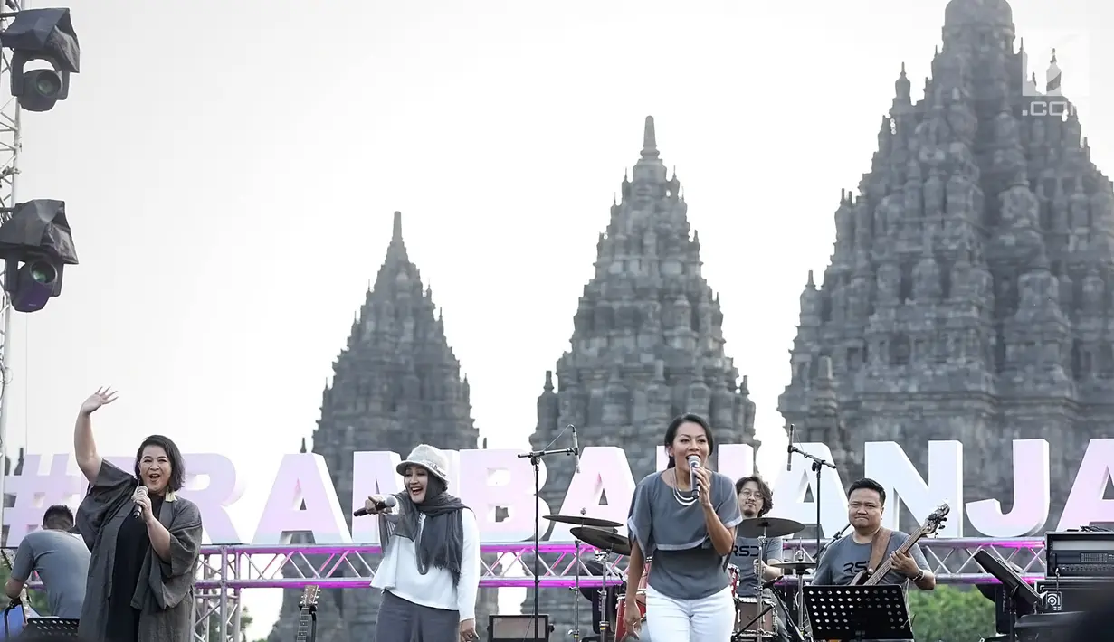 Trio Rida Sita Dewi (RSD) saat tampil di atas panggung Prambanan Jazz Festival 2019 di Pelataran Candi Prambanan, Yogyakarta, Sabtu (6/7/2019). Trio RSD tampil memukau membawakan delapan lagu andalan dari empat album sejak 1994. (Fimela.com/Bambang E.Ros)