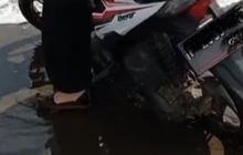 Demi Konten Estetik Naik Motor di Pinggir Pantai, Wanita Ini Nyaris Kehilangan Kendaraannya