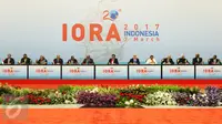Presiden Joko Widodo (tengah) bersama delegasi dari sejumlah negara menandatangani Jakarta Concord dalam KTT Indian Ocean Rim Association (IORA) 2017 di Jakarta Convention Center, Jakarta, Selasa (7/3). (Liputan6.com/Angga Yuniar)
