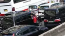 Pedagang asongan menjajakan barang dagangannya di persimpangan lampu merah di Jakarta, Jumat (22/2). Keahlian yang terbatas menyebabkan sebagian orang harus bekerja di tengah padatnya kendaraan Ibukota. (Liputan6.com/Immanuel Antonius)