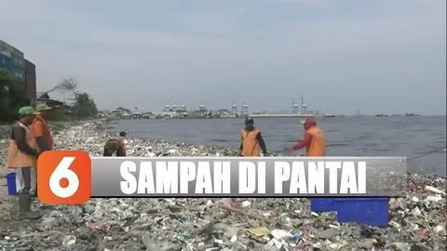 Sampah yang terkumpul didominasi sampah rumah tangga seperti plastik sisa makanan. Petugas kebersihan terpaksa mengangkut sampah menggunakan perahu kayu.