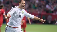 Penyerang Bayer Leverkusen, Javier Hernandez, merayakan golnya ke gawang Wolfsburg, pada laga lanjutan Bundesliga 2015-2016, di BayArena, Sabtu (2/4/2016) dini hari WIB. Musim ini, Hernandez sudah mengoleksi 15 gol.  (EPA/Nick Didlick)