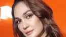 Untuk melengkapi penampilannya, Luna memilih perhiasan dari koleksi terbaru Bvlgari Tubogas, yang menjadi tema utama acara. Kalung dengan desain melingkar yang berkilauan sempurna menonjolkan leher jenjangnya. Ia juga memadukan gelang dan cincin dari koleksi yang sama, memperkuat aura glamornya tanpa terlihat berlebihan.  [@lunamaya].