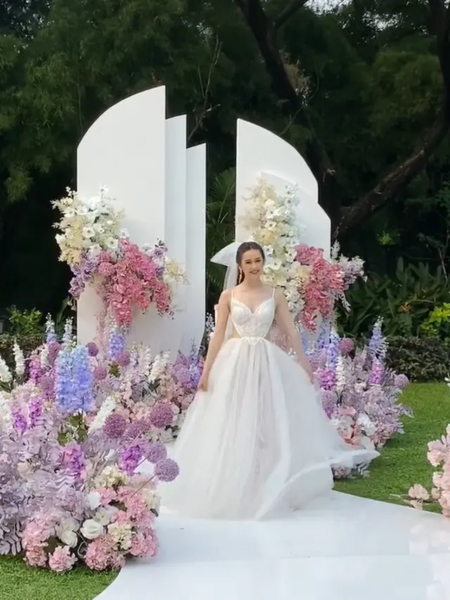 Gaya Vika Kolesnaya Saat Jadi Model Gaun Pengantin