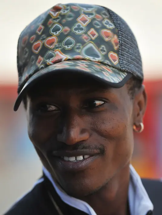 Ekspresi Henry Ohanga alias Octopizzo saat berkunjung ke Kibera daerah kumuh terbesar di Nairobi, Kenya (16/1). Seperti kebanyakan anak muda di daerah kumuh ini, Octopizzo berpikir dia tidak akan pernah menjadi apa-apa. (AFP Photo/Tony Karumba)