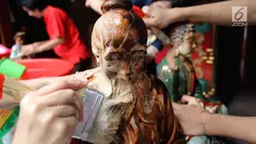 Proses pencucian patung dewa yang ada di Kelenteng Toasebio, Jalan Kemenangan III, Glodok, Jakarta Barat, Jumat (9/2). Pencucian patung dewa ini dilakukan setiap setahun sekali. (LIputan6.com/Johan Tallo)