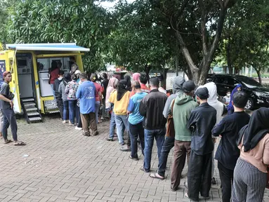 Warga mengantre untuk menukarkan uang receh di layanan Bank Keliling di Jakarta Islamic Centre, Jakarta Utara, Rabu (12/4/2023). (merdeka.com/Iqbal S. Nugroho)