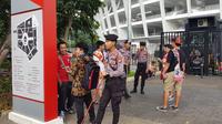 Personel keamanan berjaga di sekitar Stadion Utama Gelora Bung Karno, Senayan, Jakarta, jelang laga Piala AFC 2019 antara Persija Jakarta kontra Ceres-Negros, Selasa (23/4/2019). (Bola.com/Zulfirdaus Harahap)