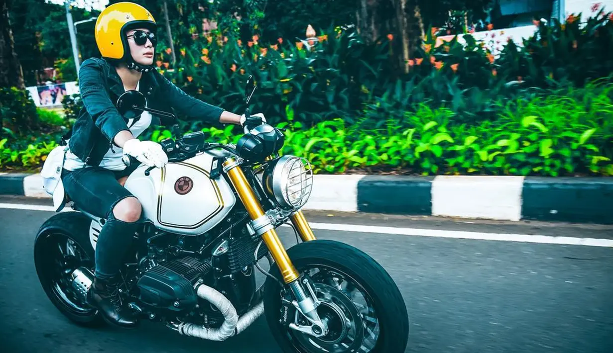 Aktris cantik kelahiran Purwokerto ini sudah menyukai motor sejak umur 10 tahun. Ia juga tergabung dalam klub motor para artis bersama Ananda Omesh dan Dimas Anggara. berbalut jaket kulit dan boots jadi penampilan andalan Nabila saat ‘kencan’ bareng sepeda motornya.(Liputan6.com/IG/@nabilabylla)