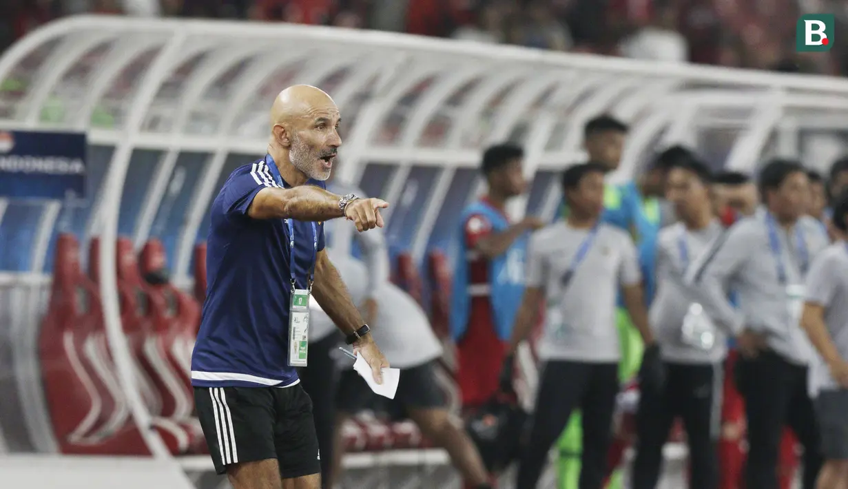 Pelatih Uni Emirat Arab (UEA), Ludovic Batelli, memberikan arahan kepada anak asuhnya saat melawan Indonesia pada laga AFC di SUGBK, Jakarta, Rabu (24/10/2018). Indonesia menang 1-0 atas UEA. (Bola.com/M Iqbal Ichsan)