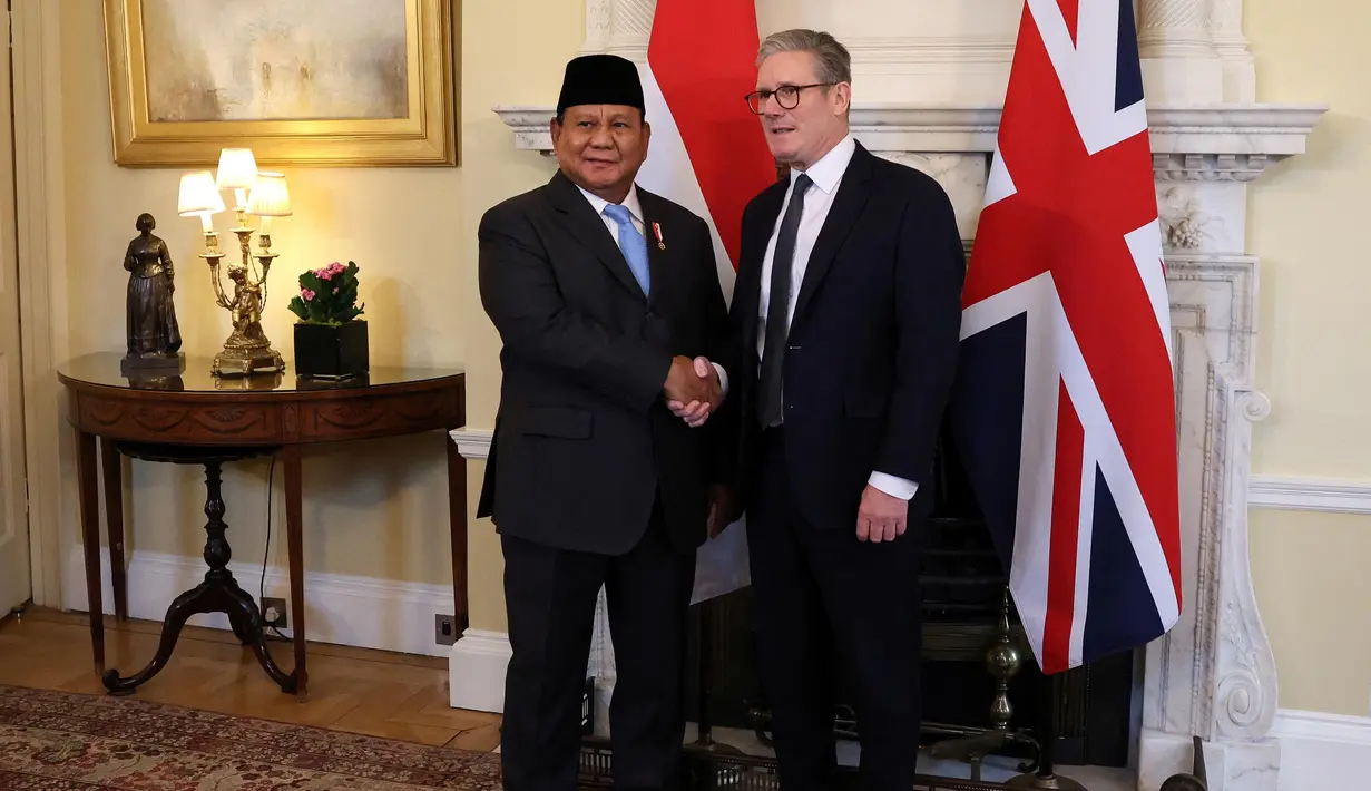 Dalam sebuah pernyataan resmi disebutkan, pertemuan Presiden Republik Indonesia Prabowo Subianto dan Perdana Menteri Inggris Keir Starmer menandai 75 tahun hubungan bilateral kedua negara. (Mina Kim/POOL/AFP)