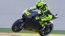 Valentino Rossi tampil dengan motor berwana hitam saat baru bergabung dengan tim Ducati pada tahun 2010. (AFP Photo/Jose Jordan)