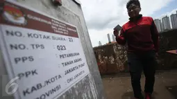 Warga menggunakan hak pilihnya dalam Pilkada DKI 2017 di TPS 023 Petamburan, Jakarta, Rabu (15/2). Di kawasan itu, petugas juga melakukan jemput suara kepada warga lansia yang sudah tidak sanggup berjalan menuju TPS. (Liputan6.com/Immanuel Antonius)
