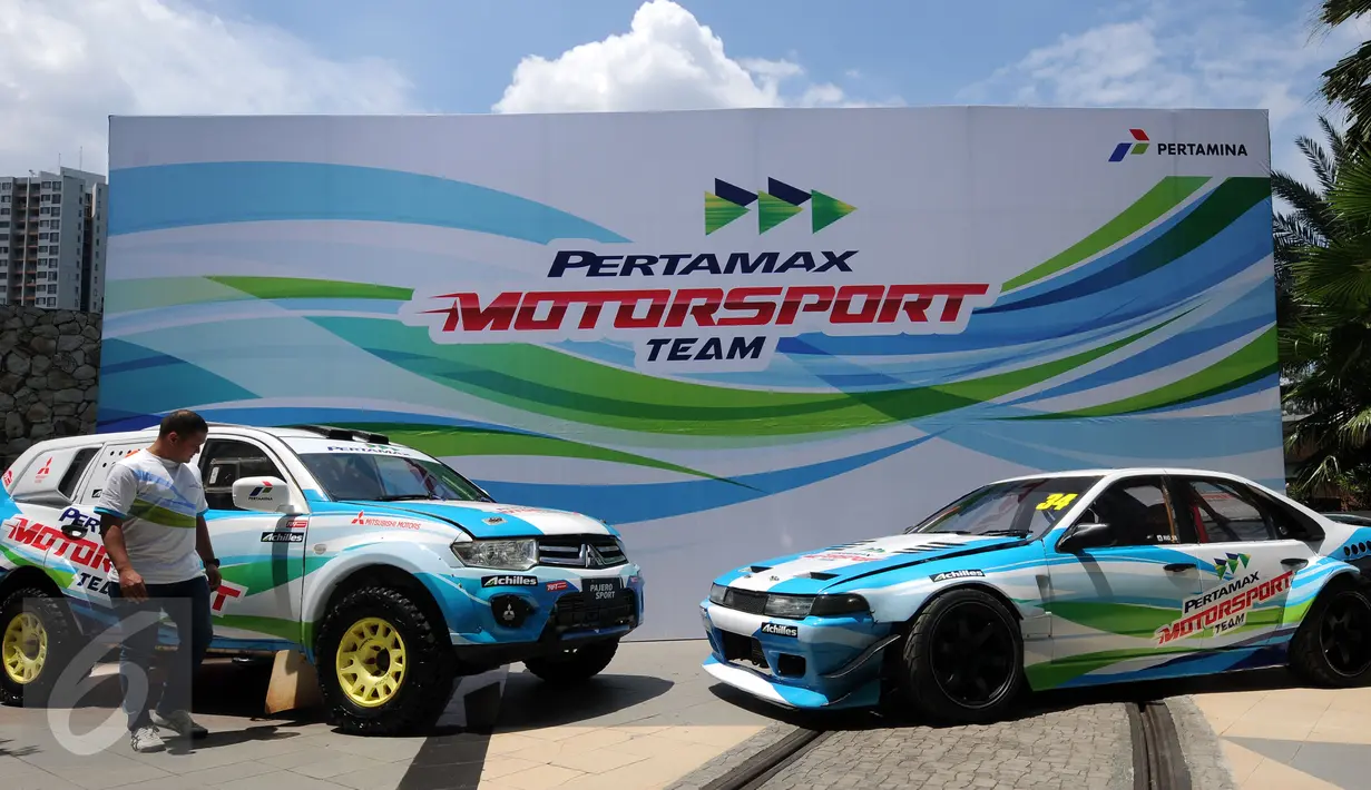 Pereli, Rizal Sungkar melihat kesiapan kendaraan yang akan digunakan Pertamax Motorsport Team di Jakarta, Kamis (14/4/2016). Pertamina juga meluncurkan Pertamax Motorsport Team yang turun di 4 ajang olahraga otomotif. (Liputan6.com/Helmi Fithriansyah)