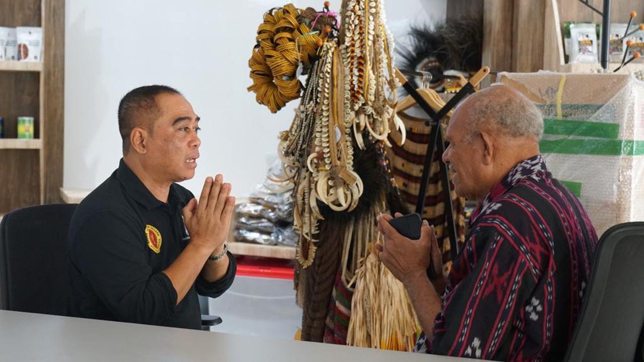 Ketua Lembaga Masyarakat Adat (LMA) Port Numbay, Ondoafi George A. Awi (kanan) (Istimewa)