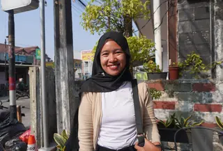Maryam menjalani pekerjaan sebagai caregiver. (Liputan6.com/Winda Nelfira)