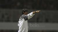 Pelatih Persija Jakarta, Stefano Teco saat memberikan arahan kepada timnya saat melawan PS TNI pada laga Liga 1 2017 di Stadion Pakansari, Bogor, (8/6/2017). (Bola.com/Nicklas Hanoatubun)